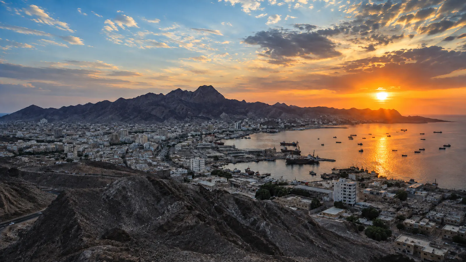 واجهة عدن البحرية وقت الغروب